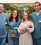 גלינה פרידמן, התינוקת ויקטוריה והצוות הרפואי (באדיבות יחס'צ איכילוב)